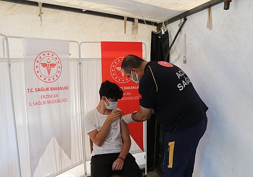 Erzincan Sağlık Müdürü Hirik, 16 yaşındaki oğluna Kovid-19 aşısı yaparak gençlere çağırı yaptı