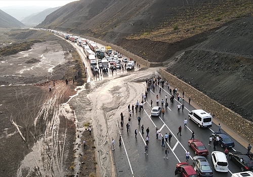 Erzincan-Sivas kara yolu heyelan nedeniyle trafiğe kapandı