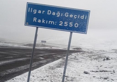 Erzincan ve Ardahan'ın zirvelerine mevsimin ilk karı düştü