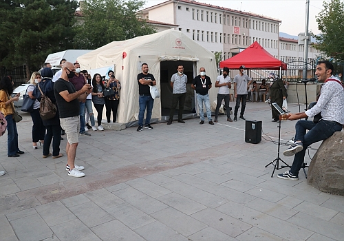 Erzincanlı ses sanatçısı canlı müzik organizasyonuyla gençleri aşıya davet etti