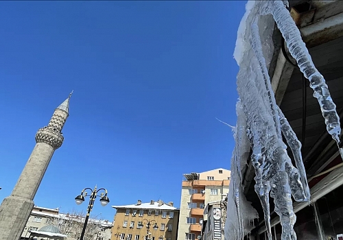 Erzurum, Ardahan ve Kars'ta kar yerini soğuk havaya bıraktı