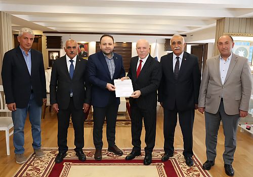 Erzurum Büyükşehir Belediyesinden Çıldır, Hanak ve Köprülü Belediyelerine araç ve parke taşı desteği