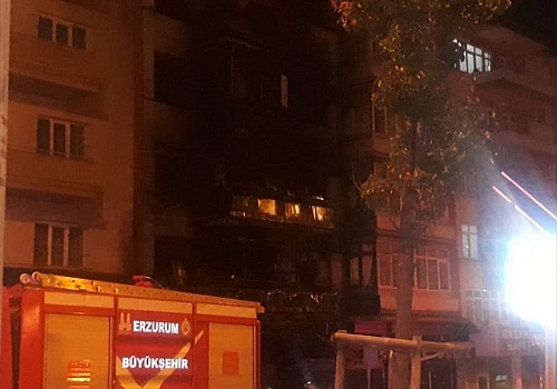 Erzurum'da apartmanın girişindeki lokantada çıkan yangın hasara neden oldu