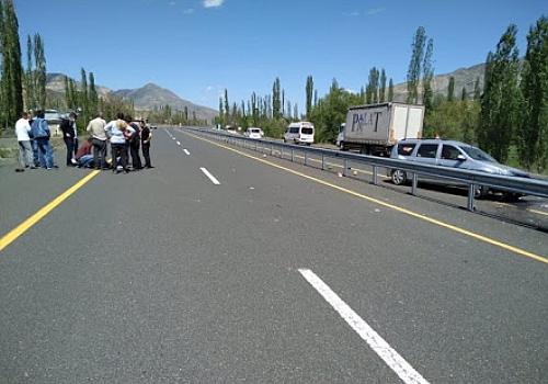 Erzurum'da bariyerlere çarpan kamyonetin sürücüsü öldü