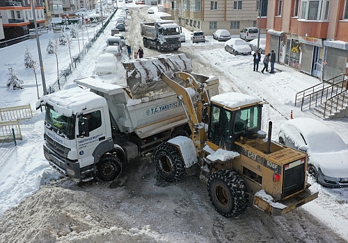 Erzurum'da belediye ekipleri kar temizleme çalışmalarını gece gündüz sürdürüyor