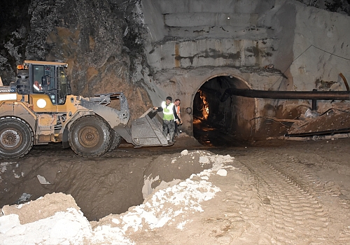 Erzurum'da beş gün önce sele kapılarak kaybolan işçiyi bulma çalışmaları gece de sürdürüldü