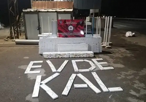 Erzurum'da bir tırda 8 bin 850 paket kaçak sigara ele geçirildi