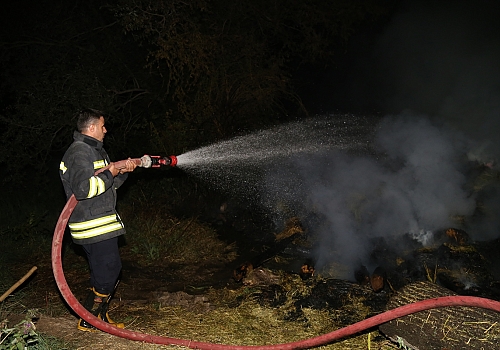 Erzurum’da çıkan ot yangını itfaiye ekiplerince söndürüldü