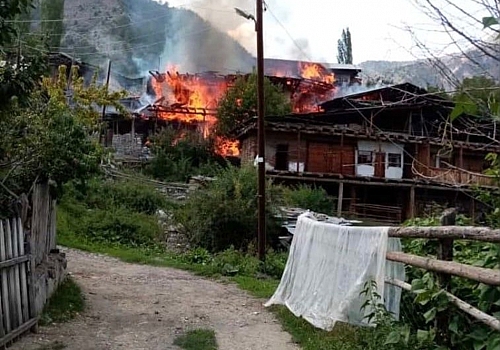 Erzurum'da çıkan yangında 4 ev hasar gördü