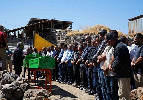 Erzurum’da evlerinin çatısı çöken anne ve iki çocuğu toprağa verildi