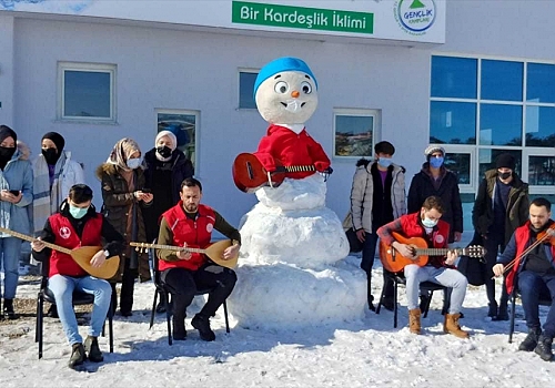 Erzurum'da  gençler Barış Manço'yu yaptıkları kardan adam ve seslendirdikleri eserleriyle andı