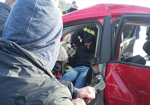 Erzurum'da hafif ticari araçla otomobil çarpıştı: 6 yaralı