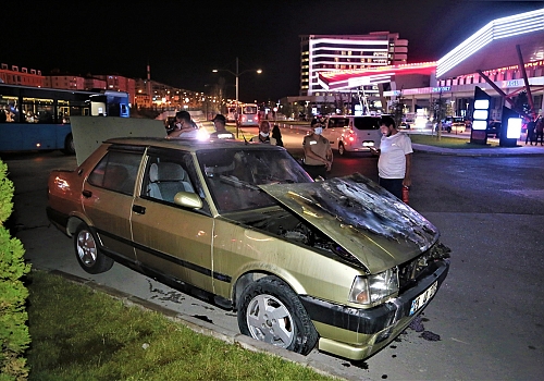 Erzurum'da hastane bahçesinde alev alan otomobil kullanılamaz hale geldi