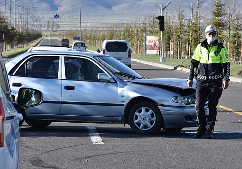 Erzurum'da iki otomobil çarpıştı: 4 yaralı