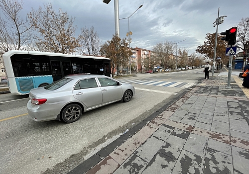 Erzurum'da ışık ihlali yapan sürücüler sivil trafik polislerine yakalandı