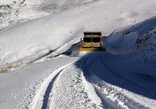 Erzurum'da kar timleri, kilometrelerce yol ağında karla mücadele ediyor