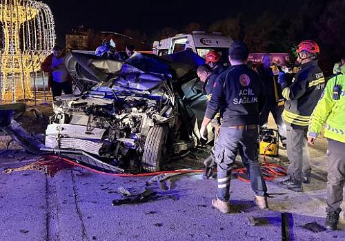 Erzurum'da kargo firmasına ait kamyonun 6 araca çarpması sonucu biri ağır 8 kişi yaralandı