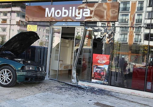 Erzurum'da kontrolden çıkan otomobil mobilya mağazasının camına çarparak durdu