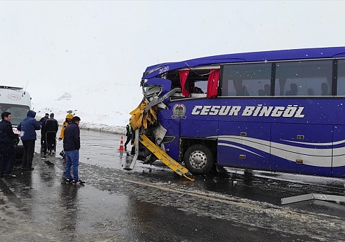 Erzurum'da kontrolden çıkan yolcu otobüsü tırla çarpıştı, 1 kişi öldü