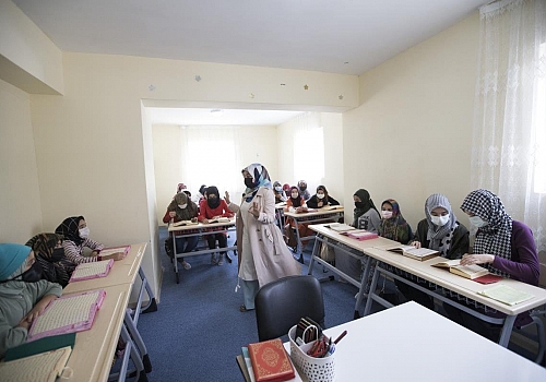 Erzurum'da öğrenciler yaz tatilinde hem Kur'an hem de buz pateni öğreniyor