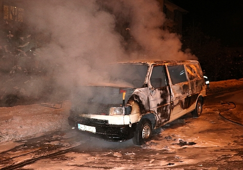 Erzurum'da park halinde yanan hafif ticari araç kullanılamaz hale geldi