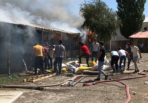 Erzurum'da patates toptancı halinde çıkan yangında iş yeri depoları zarar gördü