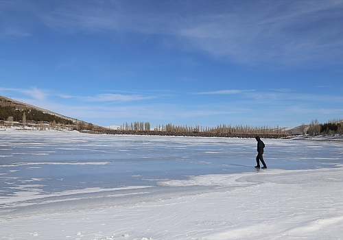 Erzurum'da yüzeyi buz tutan Tekederesi Göleti kışın tüm güzelliklerini yansıtıyor