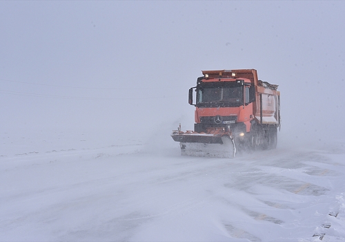 Erzurum ile Kars'taki kara yollarında kar ve tipi ulaşımı aksatıyor