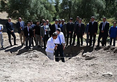 Erzurum Valisi Çiftçi, 5 Bin Yıllık Hınıs Parmaksız Kale Höyüğü’nde İncelemelerde Bulundu