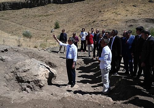 Erzurum Valisi Çiftçi, 5 Bin Yıllık Hınıs Parmaksız Kale Höyüğü’nde İncelemelerde Bulundu