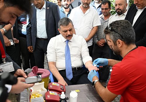 Erzurum Valisi Çiftçi Horasan’da Kan Bağışı Yaptı