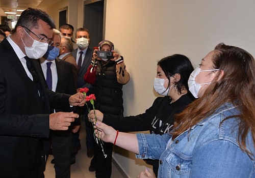 Erzurum Valisi Memiş: Gençliğinize güvenmeyin, aşı olun