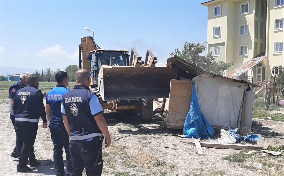 Erzurum'da 50 kaçak yapı belediye ekiplerince yıkıldı