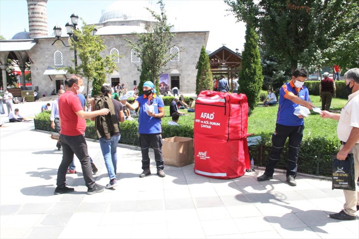 Erzurum'da AFAD ekipleri vatandaşlara 3 bin maske ve dezenfaktan dağıttı