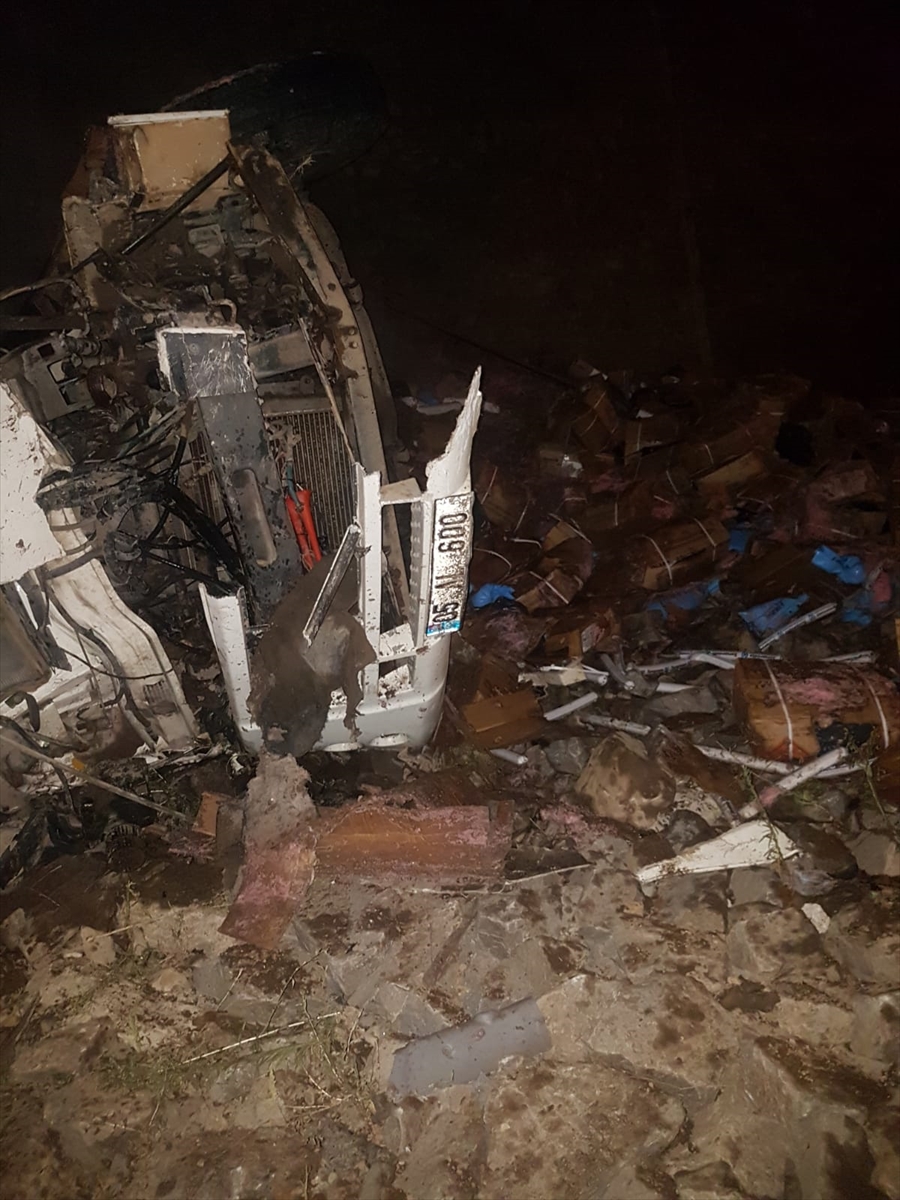 Erzurum'da dinamit yüklü kamyon devrildi: 2 ölü