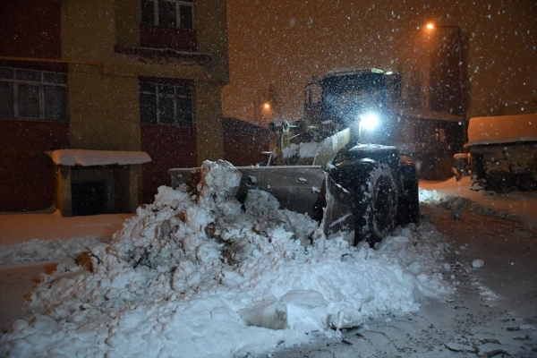 Erzurum'da ekipler gece kar küreme mesaisinde