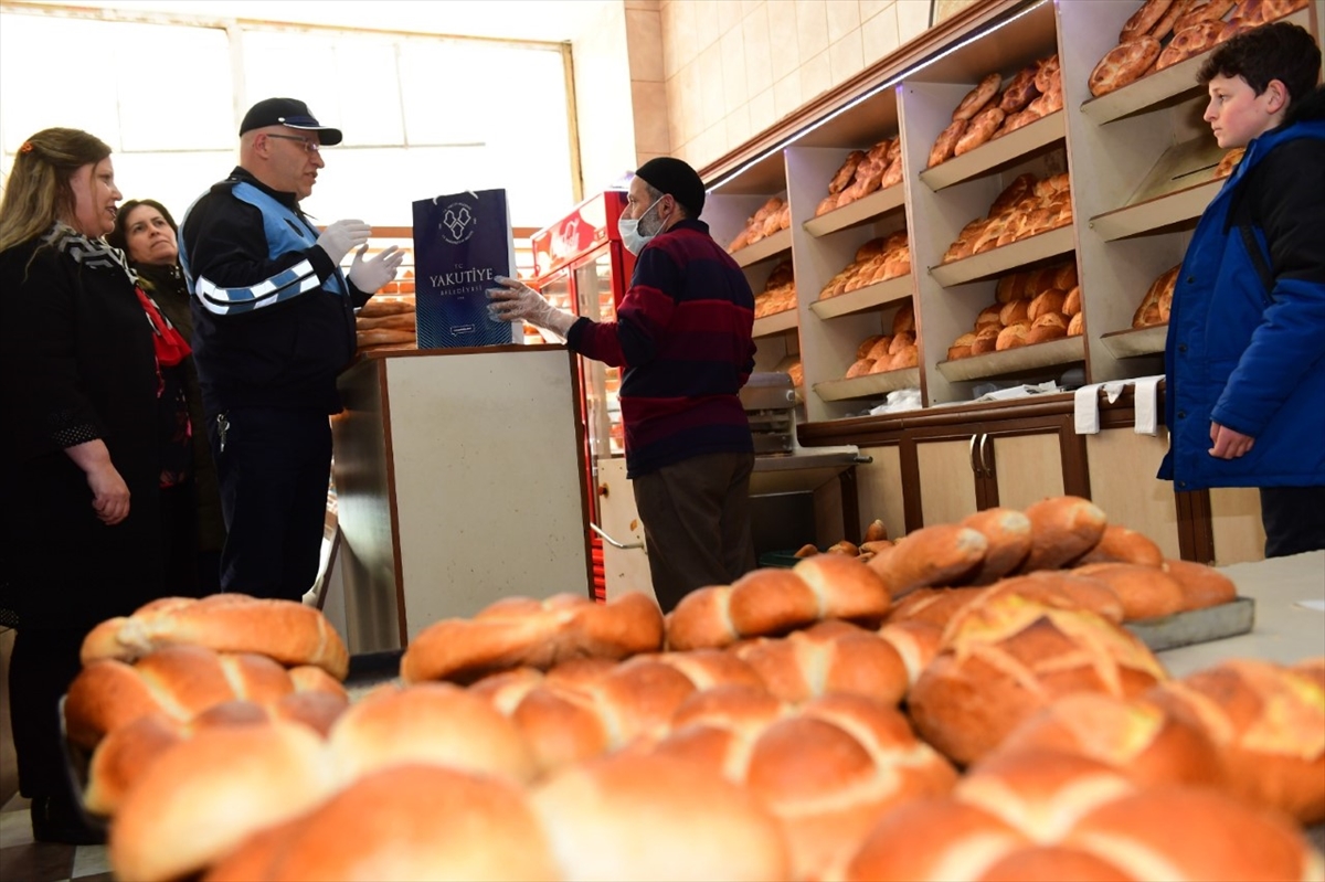 Erzurum’da fırın ve kuaförlere kolonya ile eldiven dağıtıldı