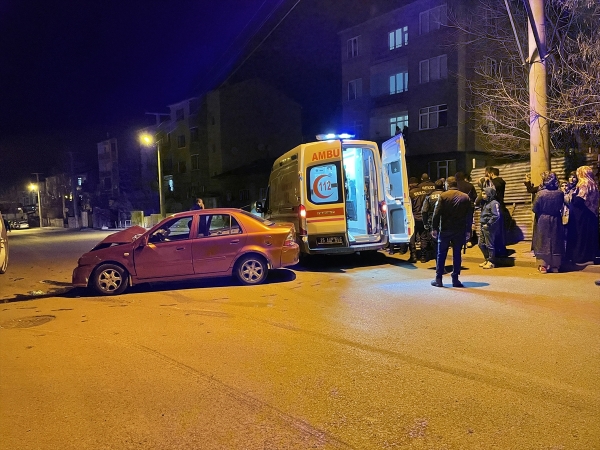 Erzurum'da hafif ticari araç ile otomobilin çarpışması sonucu 5 kişi yaralandı