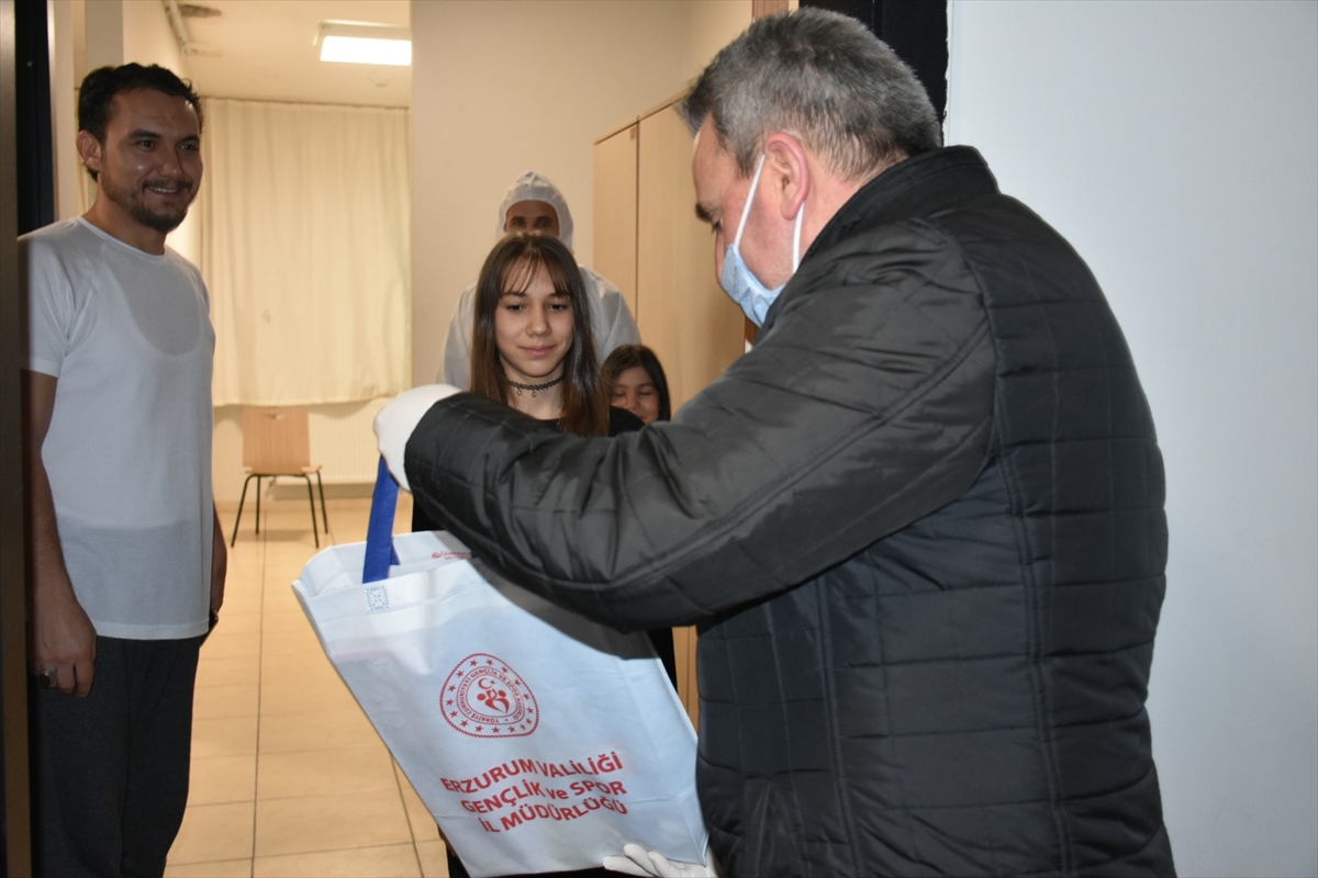 Erzurum'da karantinaya alınan çocukların yüzü oyuncak ve eğlence setleriyle güldü