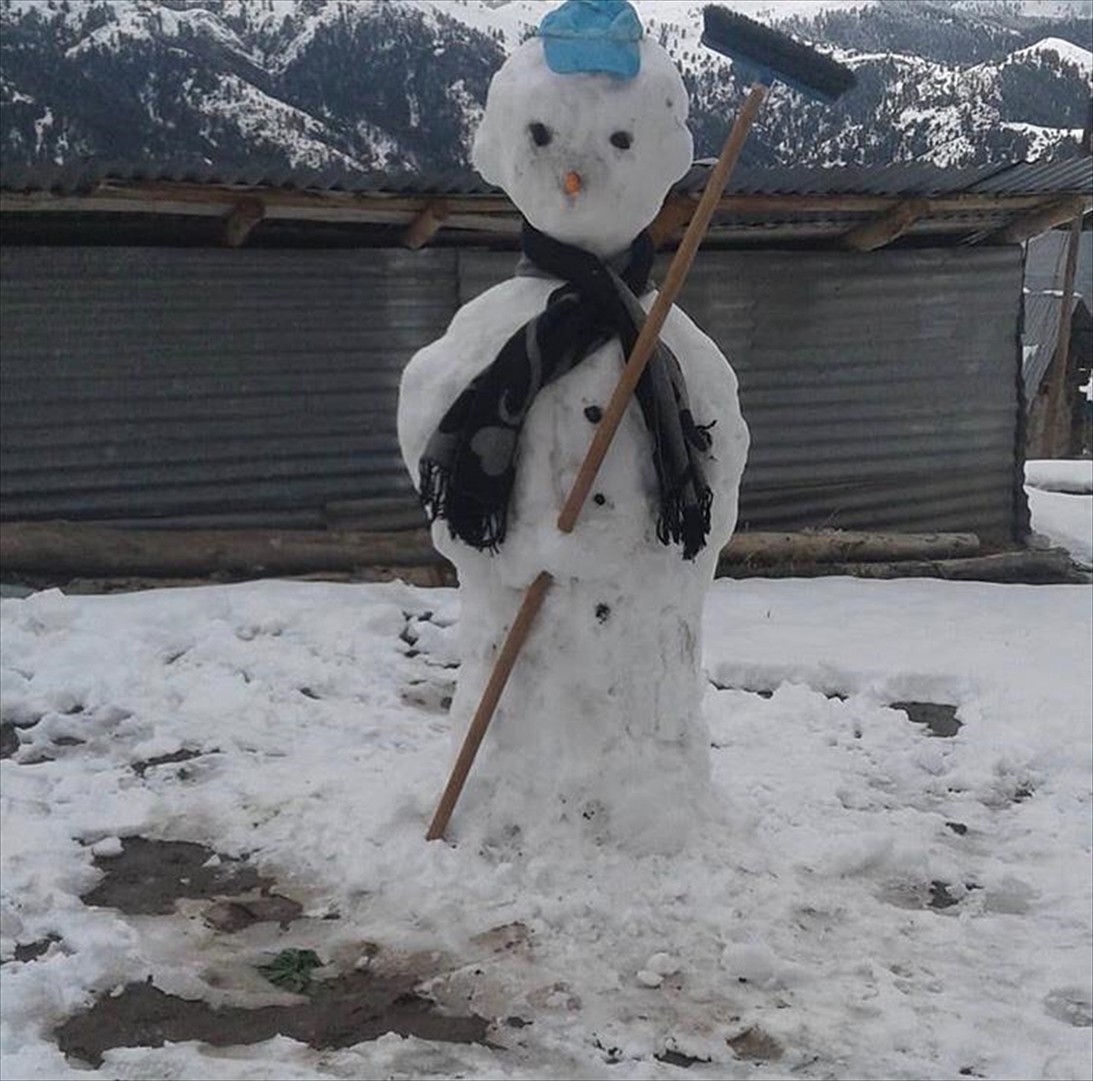 Erzurum'da mayıs ayında kardan adam yaptılar
