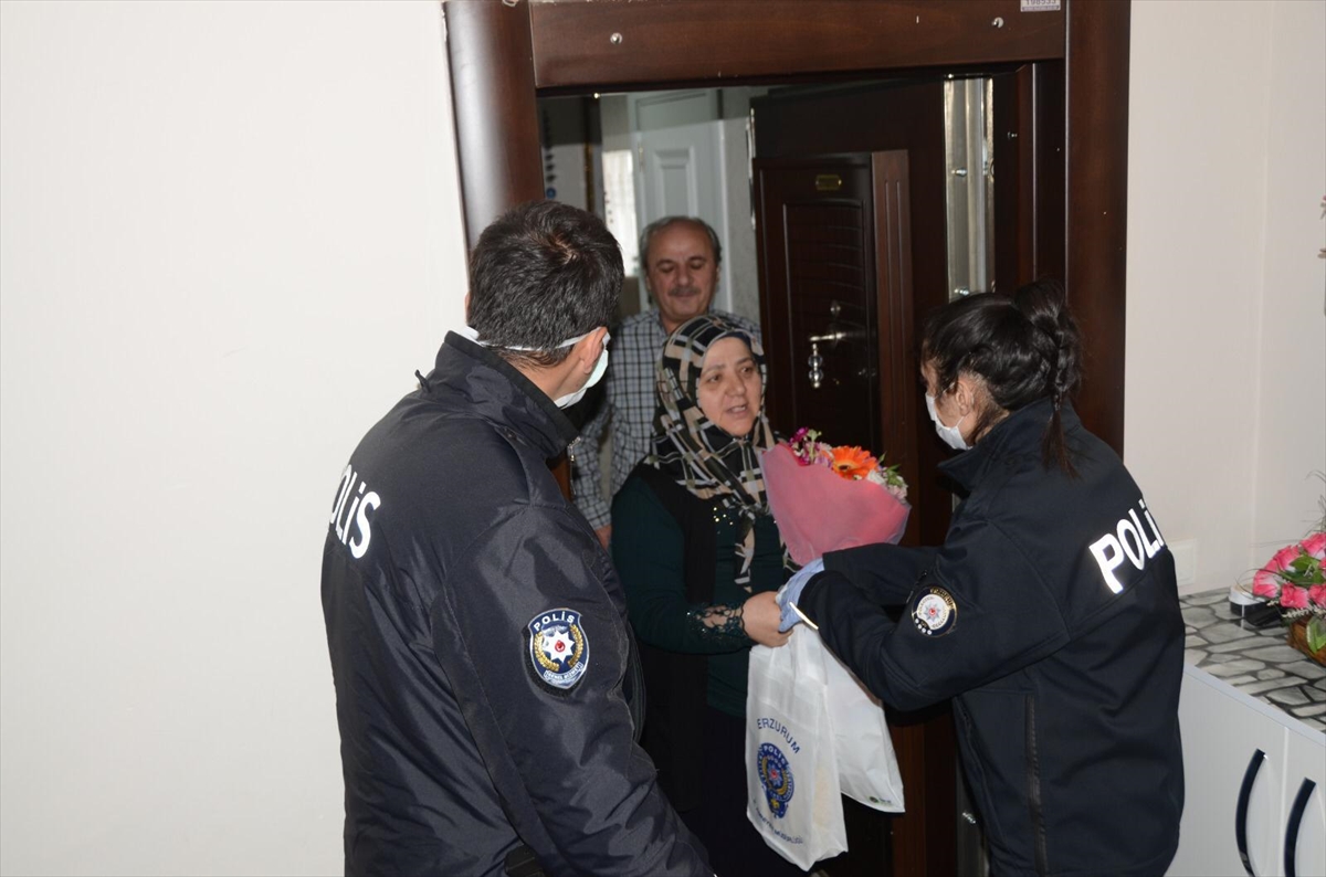 Erzurum'da polis ve jandarmanın duygulandıran Anneler Günü ziyaretleri