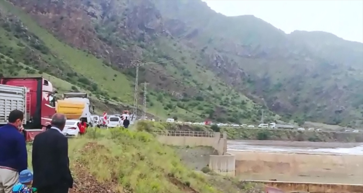 Erzurum'da sağanak sonrası oluşan heyelan Oltu-Narman kara yolunu ulaşıma kapattı