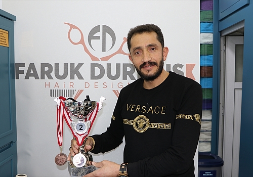 Erzurumlu berber Türkiye’nin En İyi Kuaförü Sen Misin yarışmasında ikinci olmanın mutluluğunu yaşıyor
