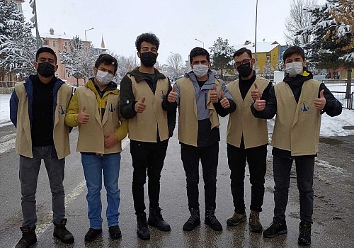 Erzurumlu gençler çetin kışta sokak hayvanlarını unutmadı