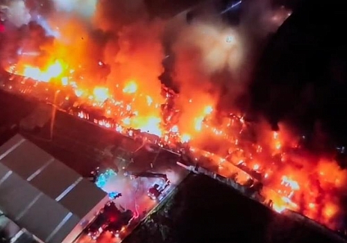 Esenyurt’ta Hırdavat Fabrikasında Büyük Yangın: Müdahale Sürüyor