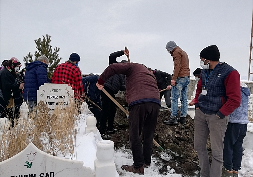 Esenyurt'ta otelin 8. katından düşerek hayatını kaybeden Zerda Çurka Kars'ta defnedildi