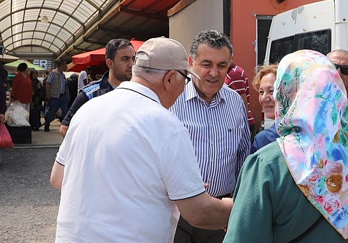 Faruk Demir, her Perşembe günü kurulan semt pazarını  ziyaret ediyor