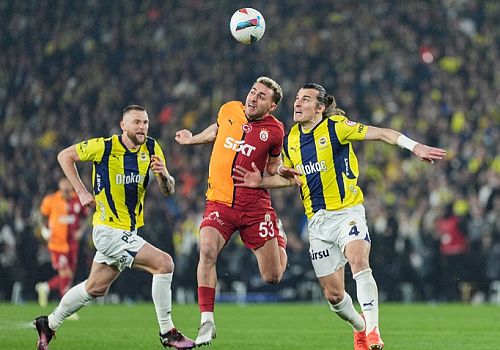 Fenerbahçe ile Galatasaray arasında oynanan derbide kartlar havada uçuştu