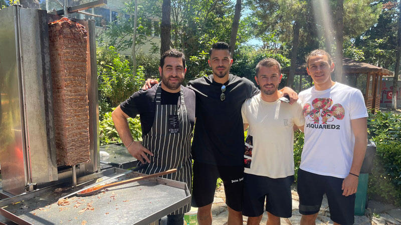 Galatasaray kafilesi, Avusturya kampı öncesinde Florya'da döner ziyafeti çekti