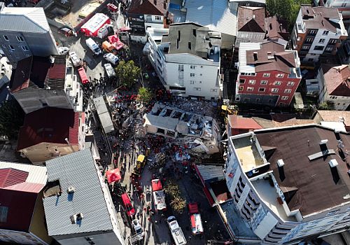 Gebze’de 7 Katlı Bina Çöktü: Enkazdan Bir Çocuk Sağ Kurtarıldı
